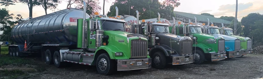 Flota de tractocamiones de Suratrans en operación